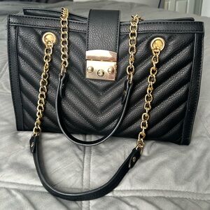 Elegant Black Quilted Handbag with Gold Chain